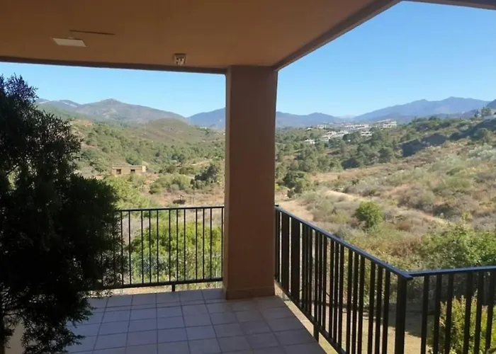 2 Bed Flat-sleeps4-pets-pool-parking-golfclub *