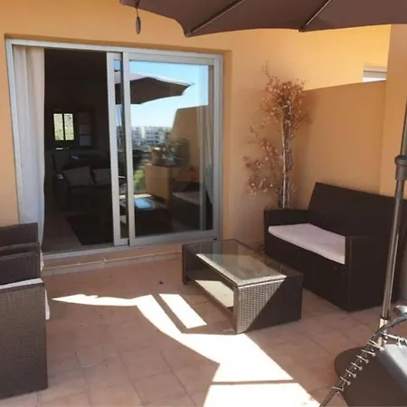 Apartment 2 Bed Flat-sleeps4-pets-pool-parking-golfclub *