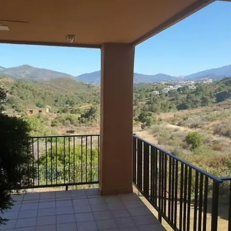 2 Bed Flat-sleeps4-pets-pool-parking-golfclub *