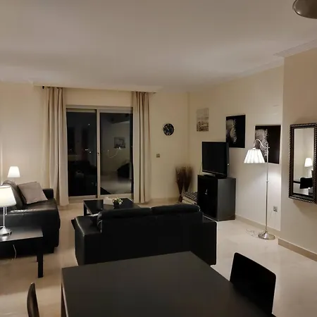 2 Bed Flat-sleeps4-pets-pool-parking-golfclub Apartment *