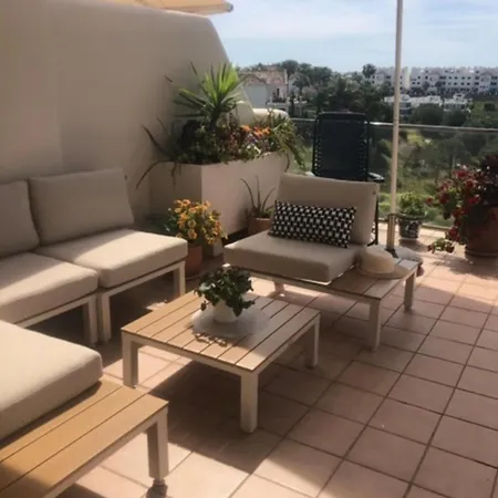 Apartment 2 Bed Flat-sleeps4-pets-pool-parking-golfclub