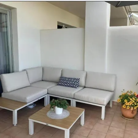 2 Bed Flat-sleeps4-pets-pool-parking-golfclub Apartmán