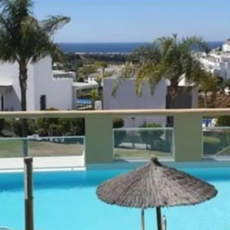 2 Bed Flat-sleeps4-pets-pool-parking-golfclub *