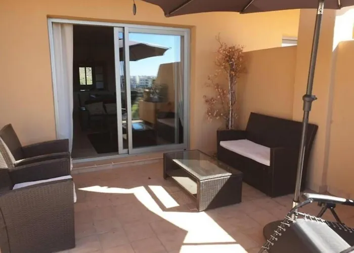 Apartment 2 Bed Flat-sleeps4-pets-pool-parking-golfclub *