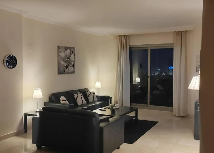 2 Bed Flat-sleeps4-pets-pool-parking-golfclub *